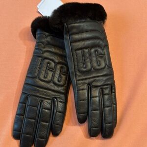 New UGG Leather/Faux Fur Lining Gloves. Black. Size Small.
